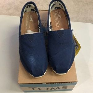 TOMS women’s classic navy canvas size 6